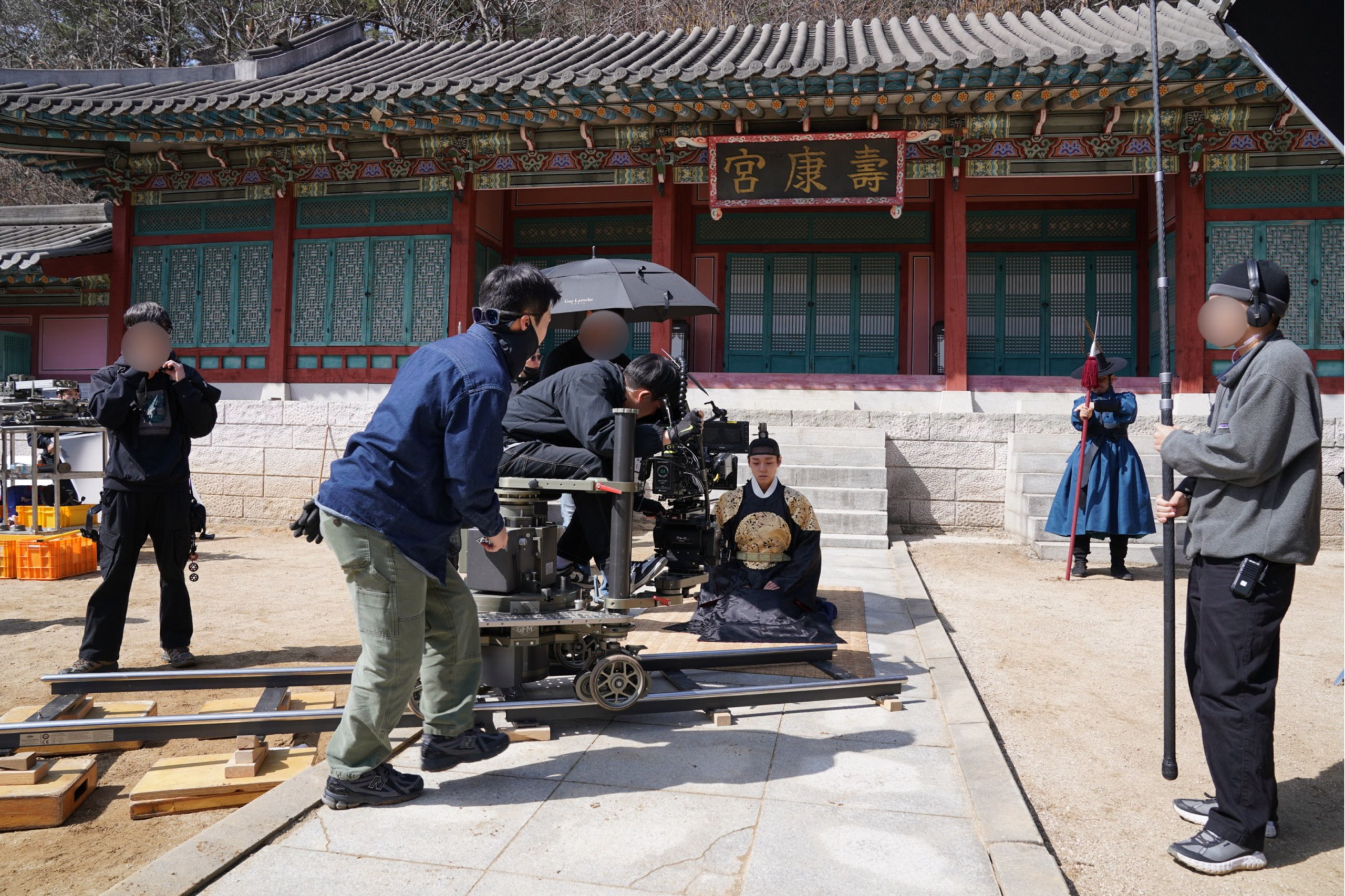 بارك جي هون و يو هاي جين و جيون مي دو و لي جون هيوك وغيرهم يُظهرون الشغف وروح الفريق في موقع تصوير فيلم "حارس الملك - The King’s Warden"