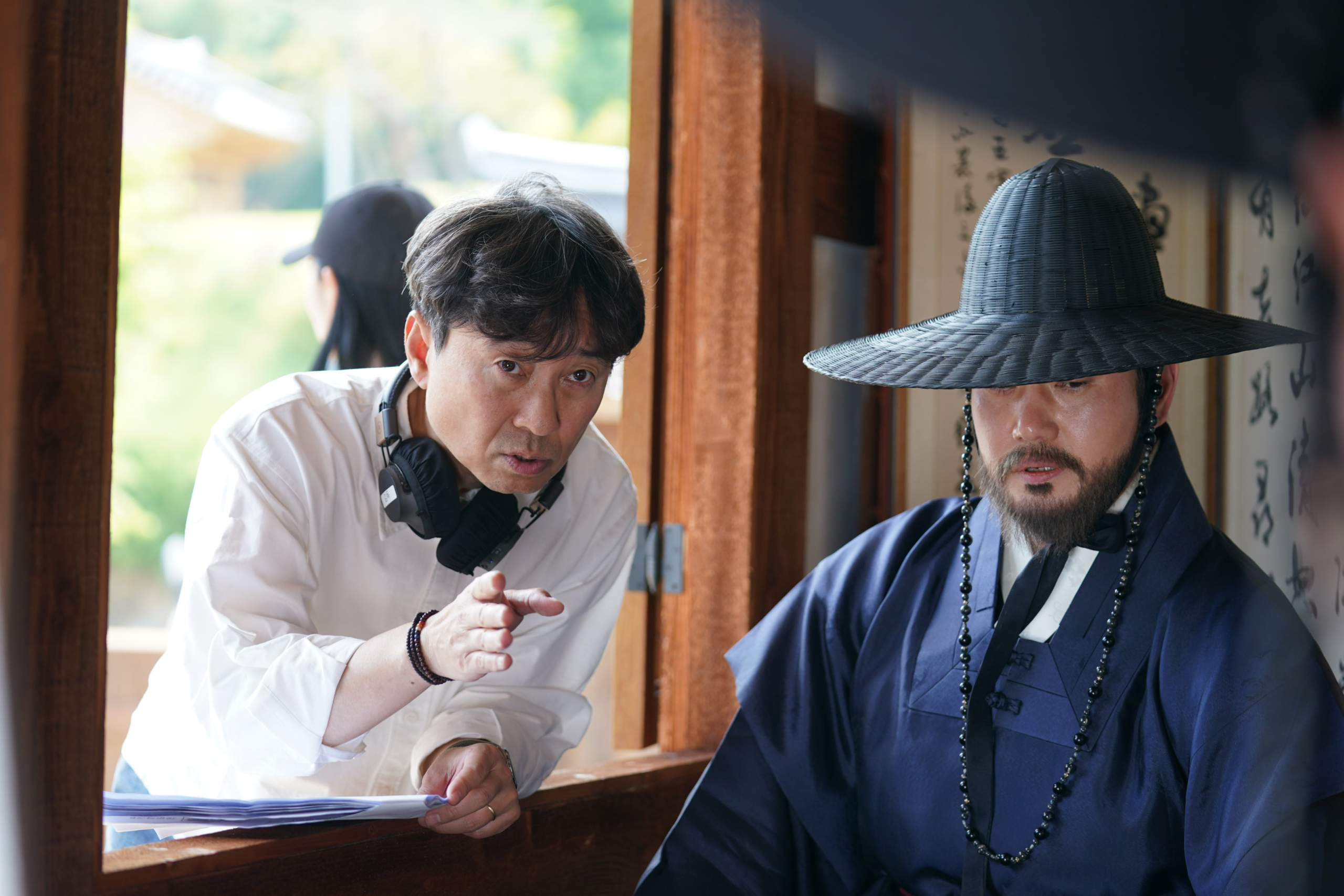 بارك جي هون و يو هاي جين و جيون مي دو و لي جون هيوك وغيرهم يُظهرون الشغف وروح الفريق في موقع تصوير فيلم "حارس الملك - The King’s Warden"