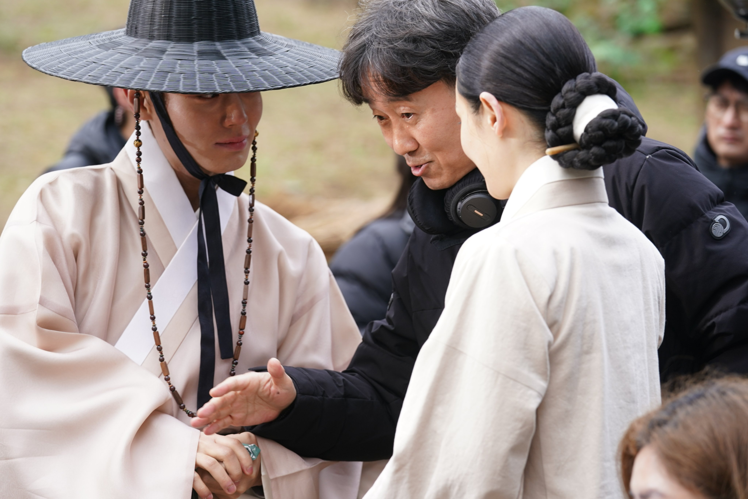 بارك جي هون و يو هاي جين و جيون مي دو و لي جون هيوك وغيرهم يُظهرون الشغف وروح الفريق في موقع تصوير فيلم "حارس الملك - The King’s Warden"