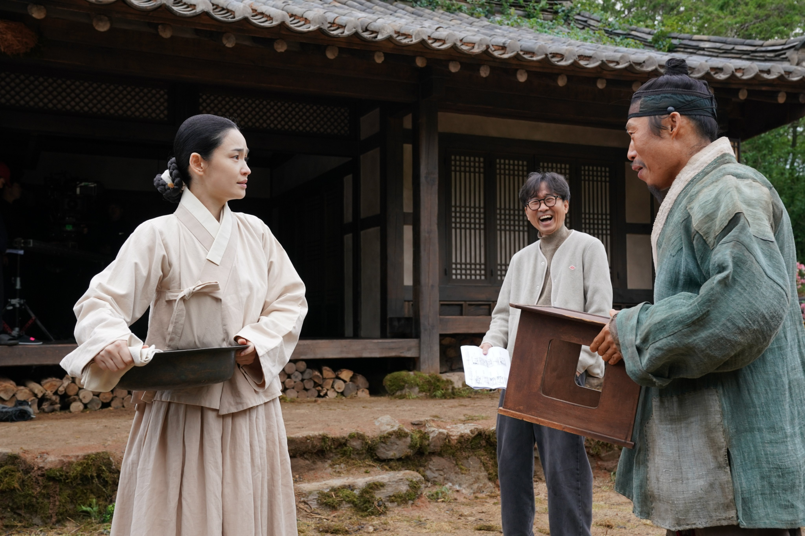 بارك جي هون و يو هاي جين و جيون مي دو و لي جون هيوك وغيرهم يُظهرون الشغف وروح الفريق في موقع تصوير فيلم "حارس الملك - The King’s Warden"