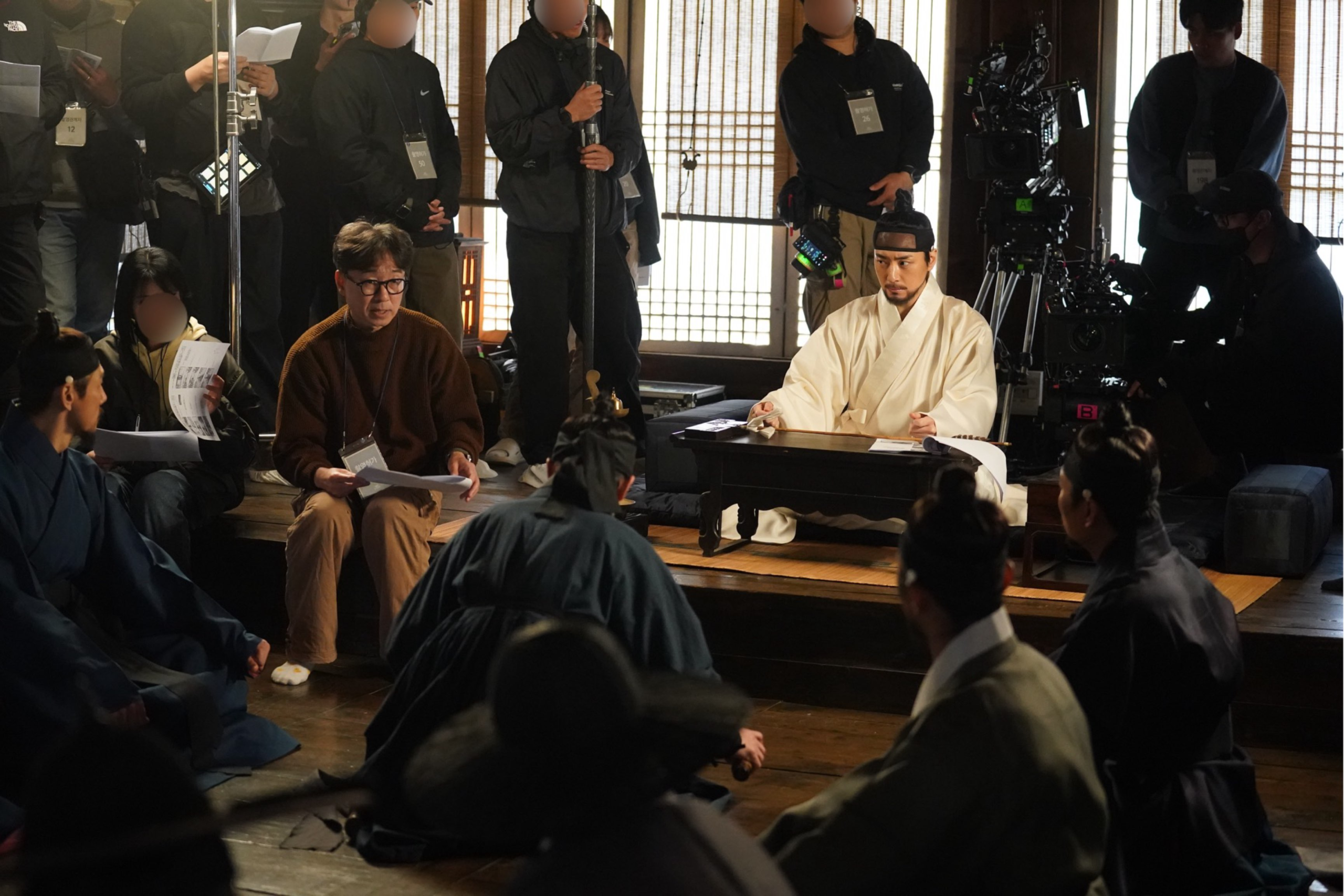 بارك جي هون و يو هاي جين و جيون مي دو و لي جون هيوك وغيرهم يُظهرون الشغف وروح الفريق في موقع تصوير فيلم "حارس الملك - The King’s Warden"