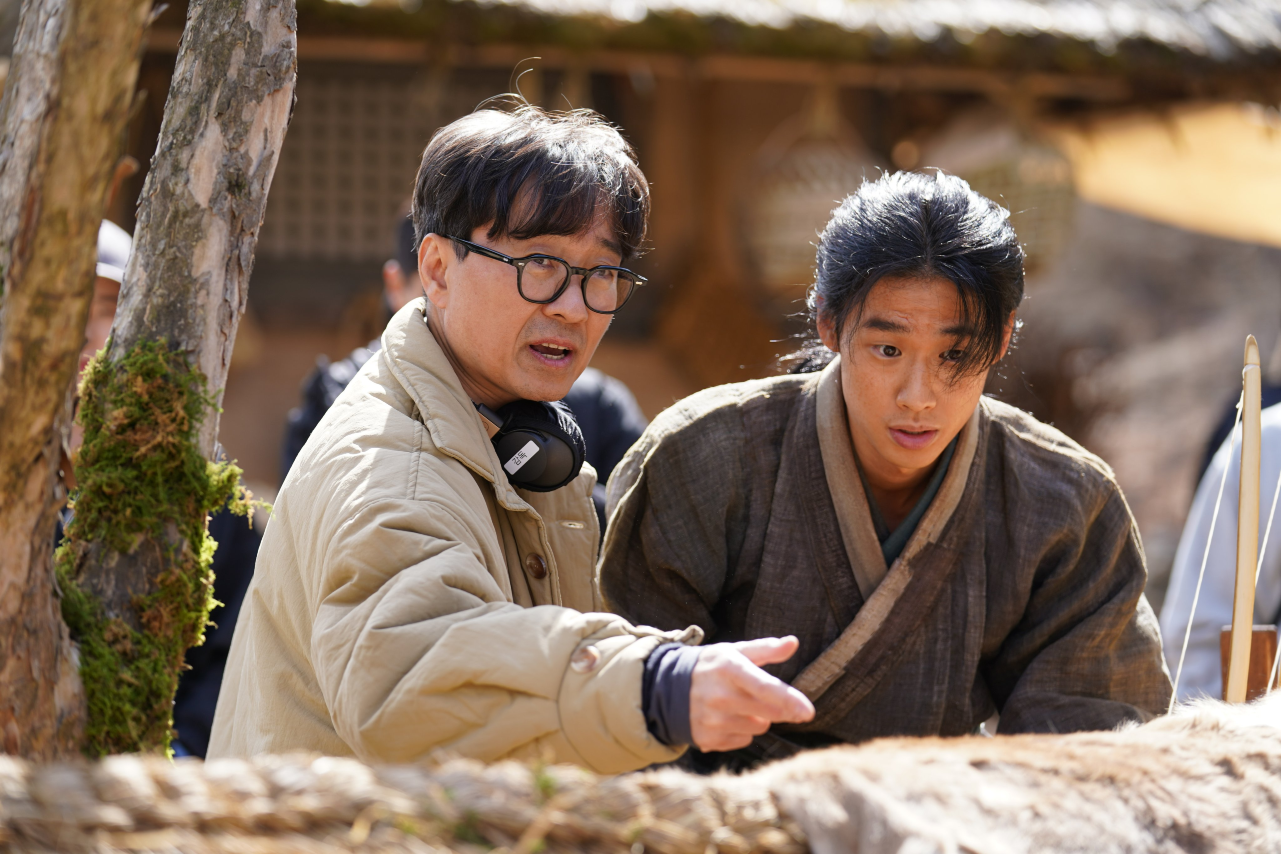 بارك جي هون و يو هاي جين و جيون مي دو و لي جون هيوك وغيرهم يُظهرون الشغف وروح الفريق في موقع تصوير فيلم "حارس الملك - The King’s Warden"