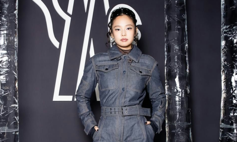 جيني تخطف الأنظار بإطلالتها المحتشمة في عرض مونكلير غرونوبل