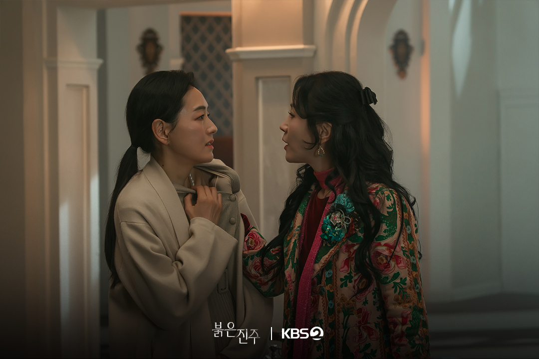 تعيش بارك جين هي حياة مزدوجة وهي تواجه تشوي جاي سونغ و كيم هي جونغ في مسلسل "اللؤلؤة الحمراء - Pearl In Red"