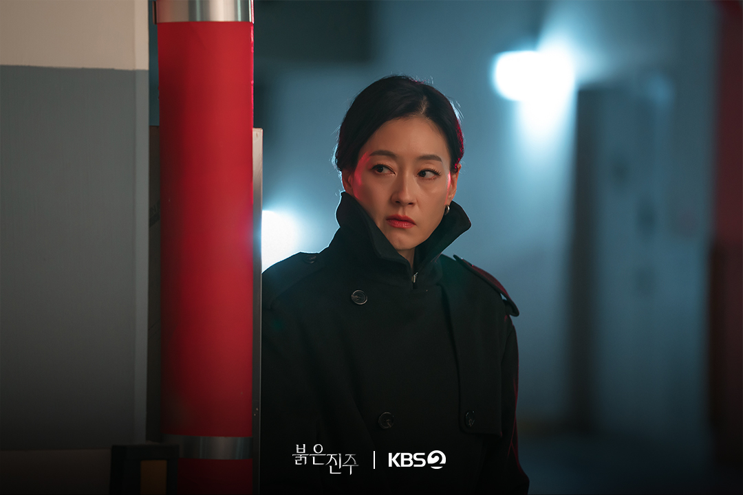 تعيش بارك جين هي حياة مزدوجة وهي تواجه تشوي جاي سونغ و كيم هي جونغ في مسلسل "اللؤلؤة الحمراء - Pearl In Red"