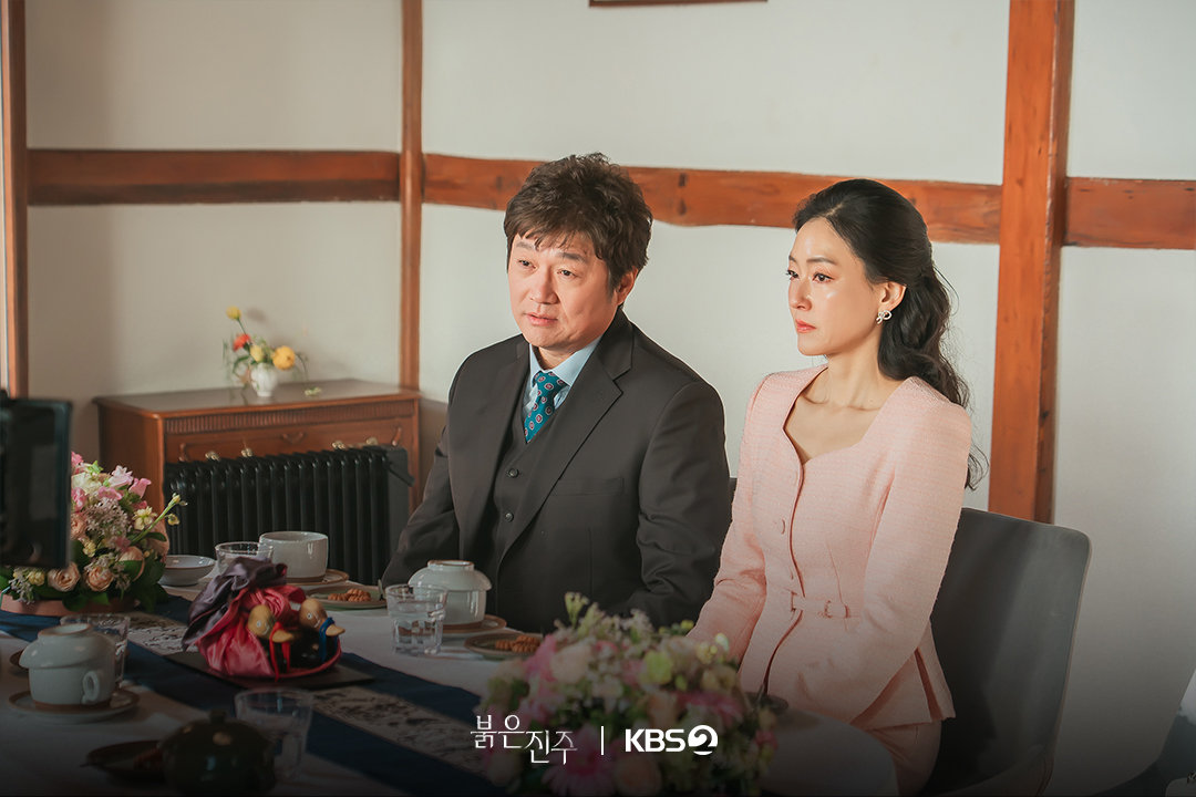 تعيش بارك جين هي حياة مزدوجة وهي تواجه تشوي جاي سونغ و كيم هي جونغ في مسلسل "اللؤلؤة الحمراء - Pearl In Red"