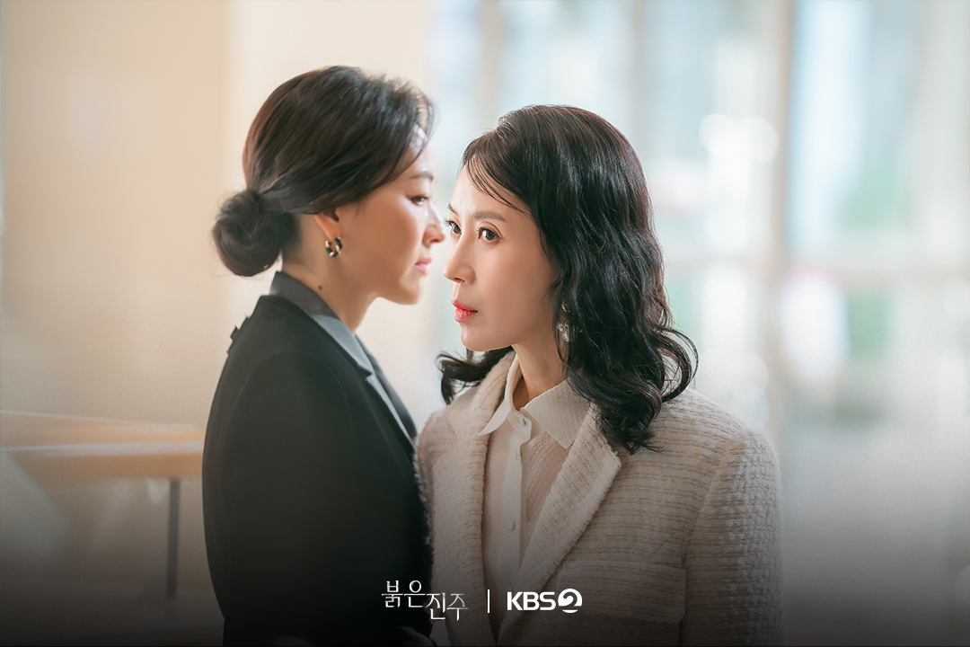 تعيش بارك جين هي حياة مزدوجة وهي تواجه تشوي جاي سونغ و كيم هي جونغ في مسلسل "اللؤلؤة الحمراء - Pearl In Red"