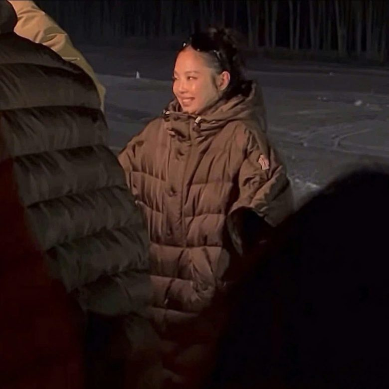 جيني تخطف الأنظار بإطلالتها المحتشمة في عرض مونكلير غرونوبل