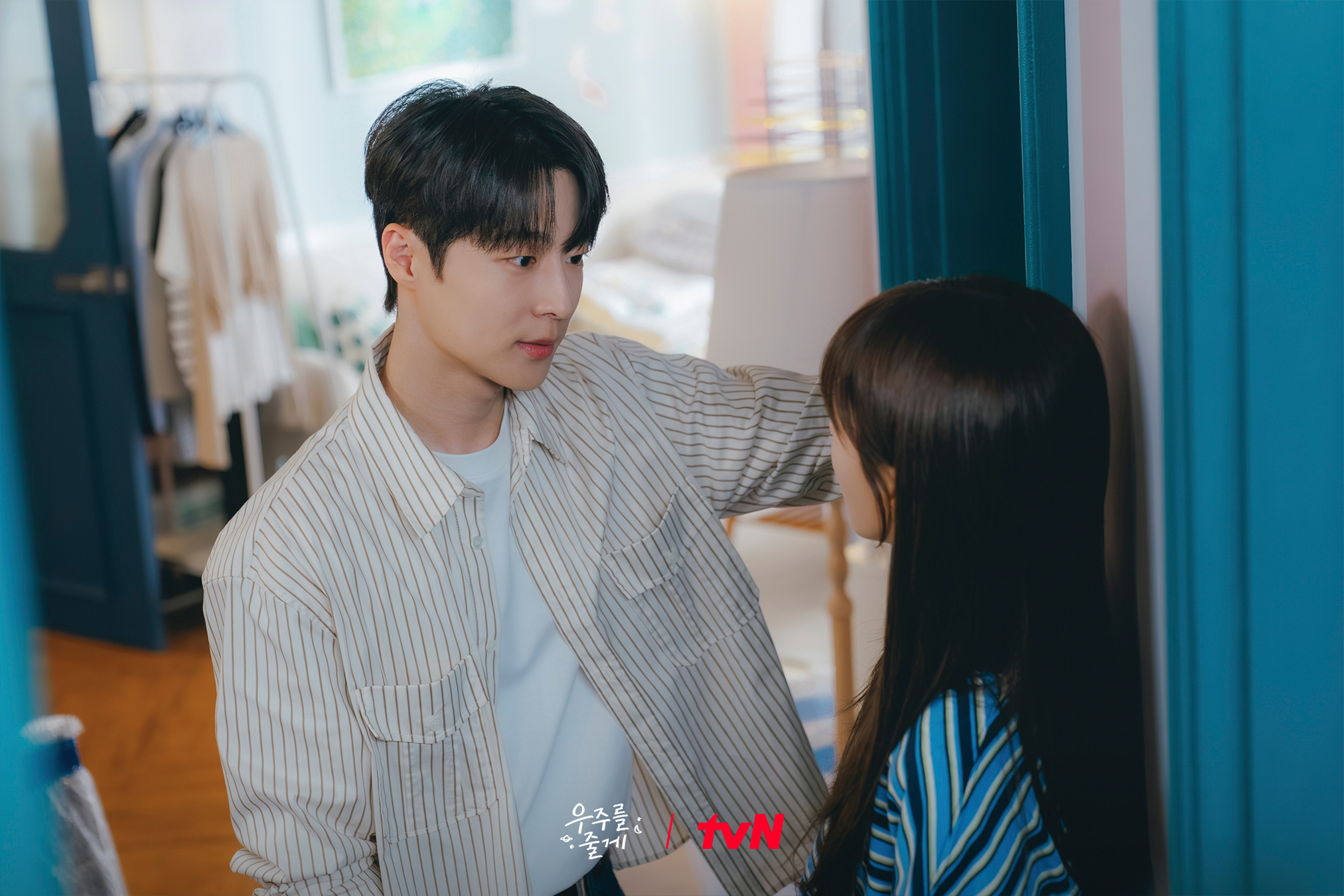 ينتقل باي إن هيوك فجأة للعيش مع روه جونغ إي في مسلسل "عالمنا - Our Universe"