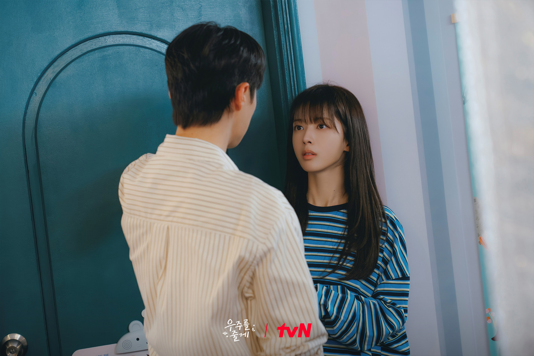 ينتقل باي إن هيوك فجأة للعيش مع روه جونغ إي في مسلسل "عالمنا - Our Universe"