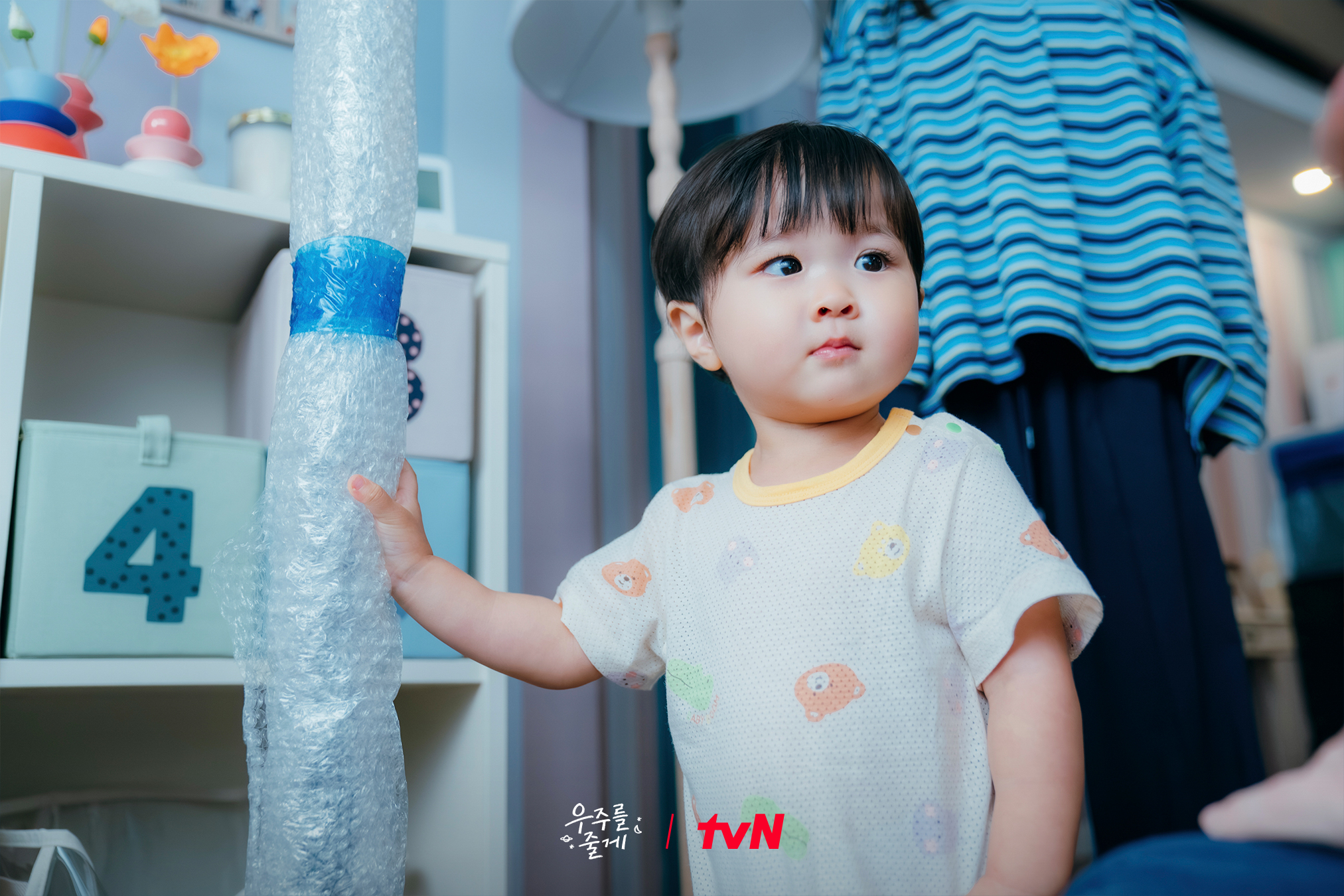 ينتقل باي إن هيوك فجأة للعيش مع روه جونغ إي في مسلسل "عالمنا - Our Universe"