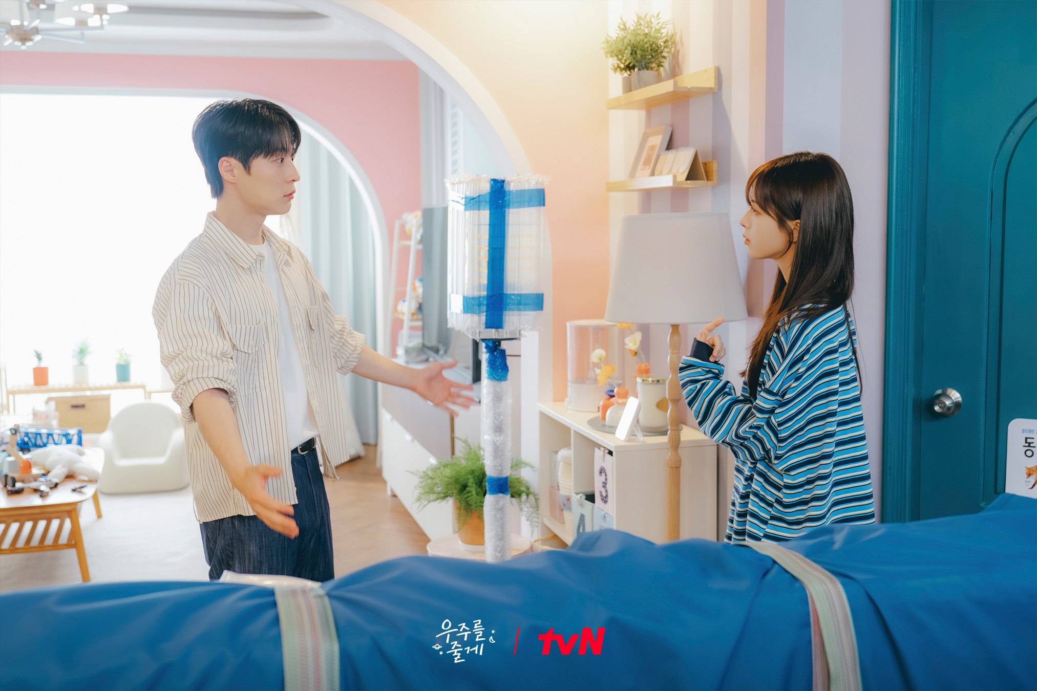 ينتقل باي إن هيوك فجأة للعيش مع روه جونغ إي في مسلسل "عالمنا - Our Universe"