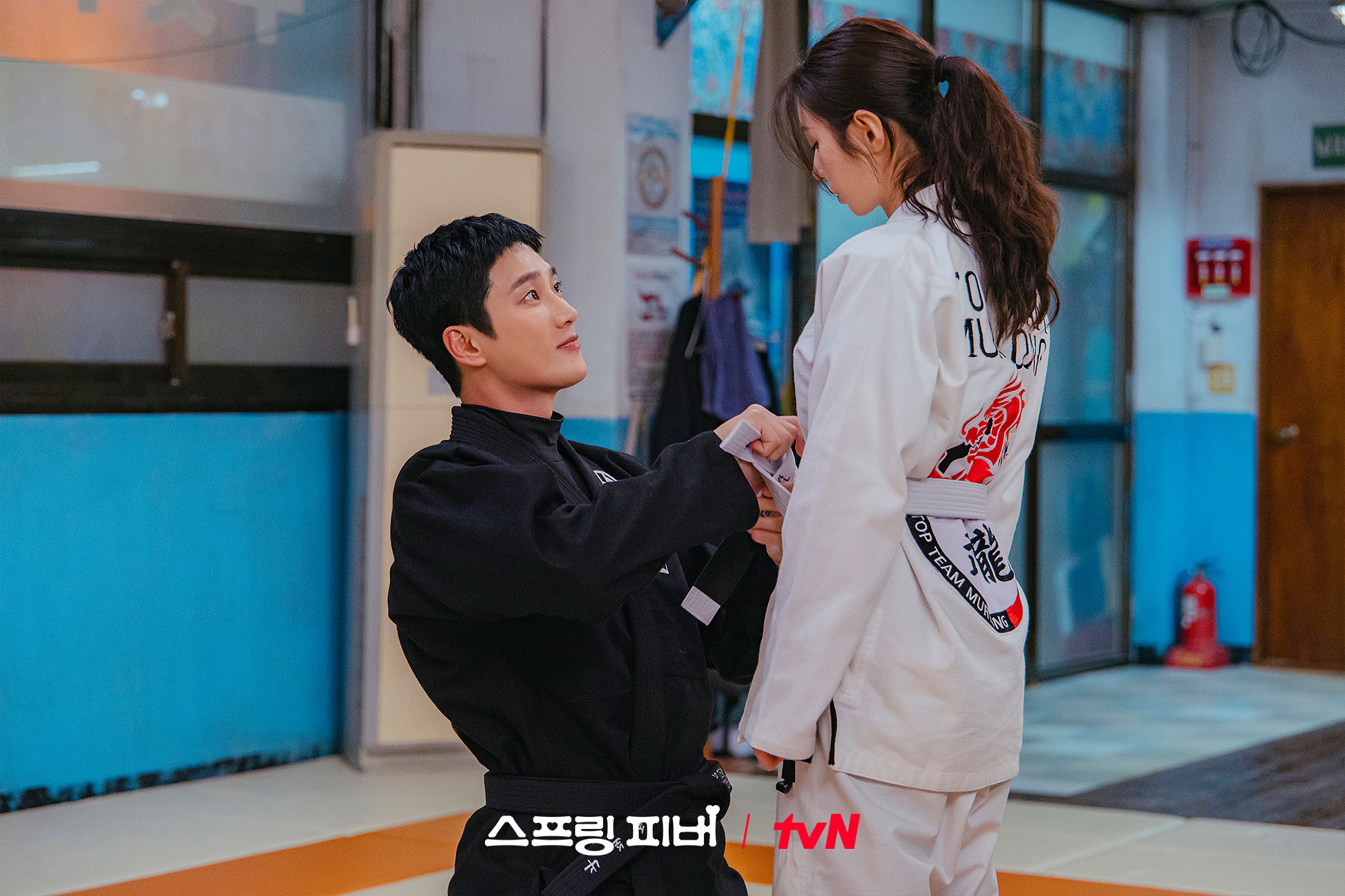 لي جو بين و آهن بو هيون يقضيان موعداً رومانسياً قبل أن تبدأ الأسرار بالظهور في مسلسل "حمى الربيع - Spring Fever"