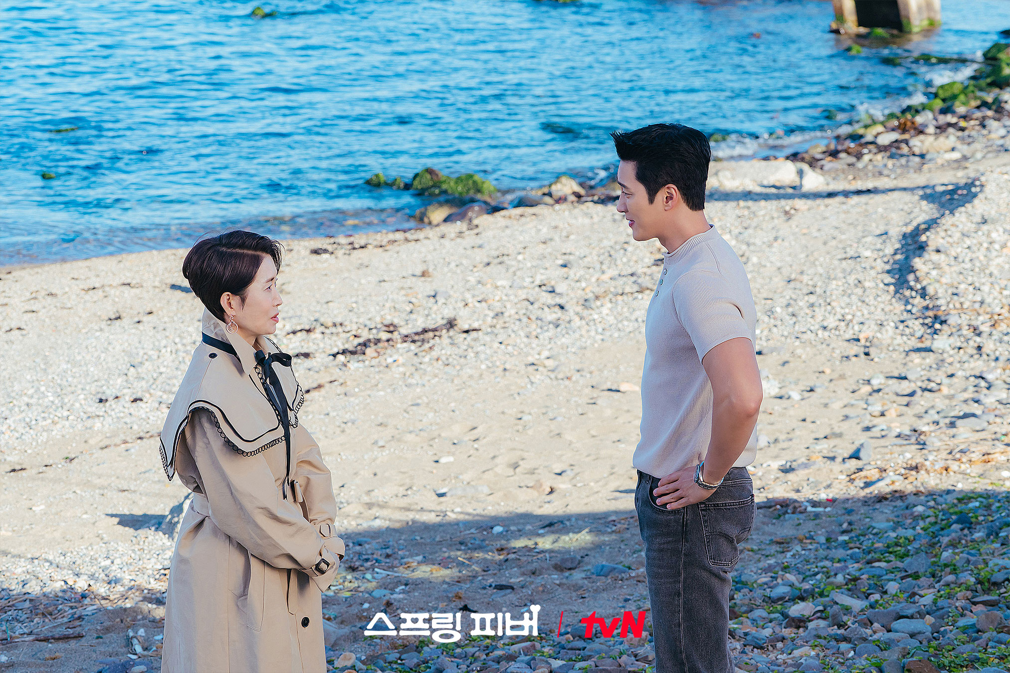 لي جو بين و آهن بو هيون يقضيان موعداً رومانسياً قبل أن تبدأ الأسرار بالظهور في مسلسل "حمى الربيع - Spring Fever"