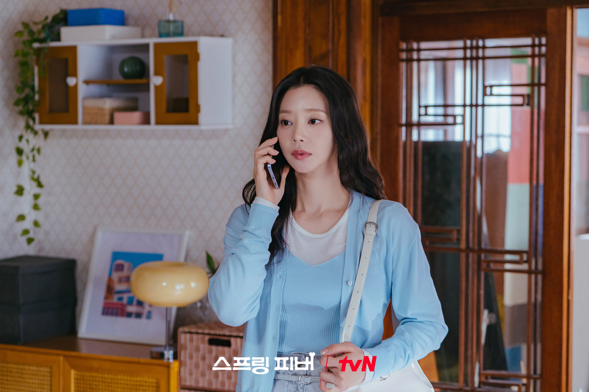 لي جو بين و آهن بو هيون يقضيان موعداً رومانسياً قبل أن تبدأ الأسرار بالظهور في مسلسل "حمى الربيع - Spring Fever"