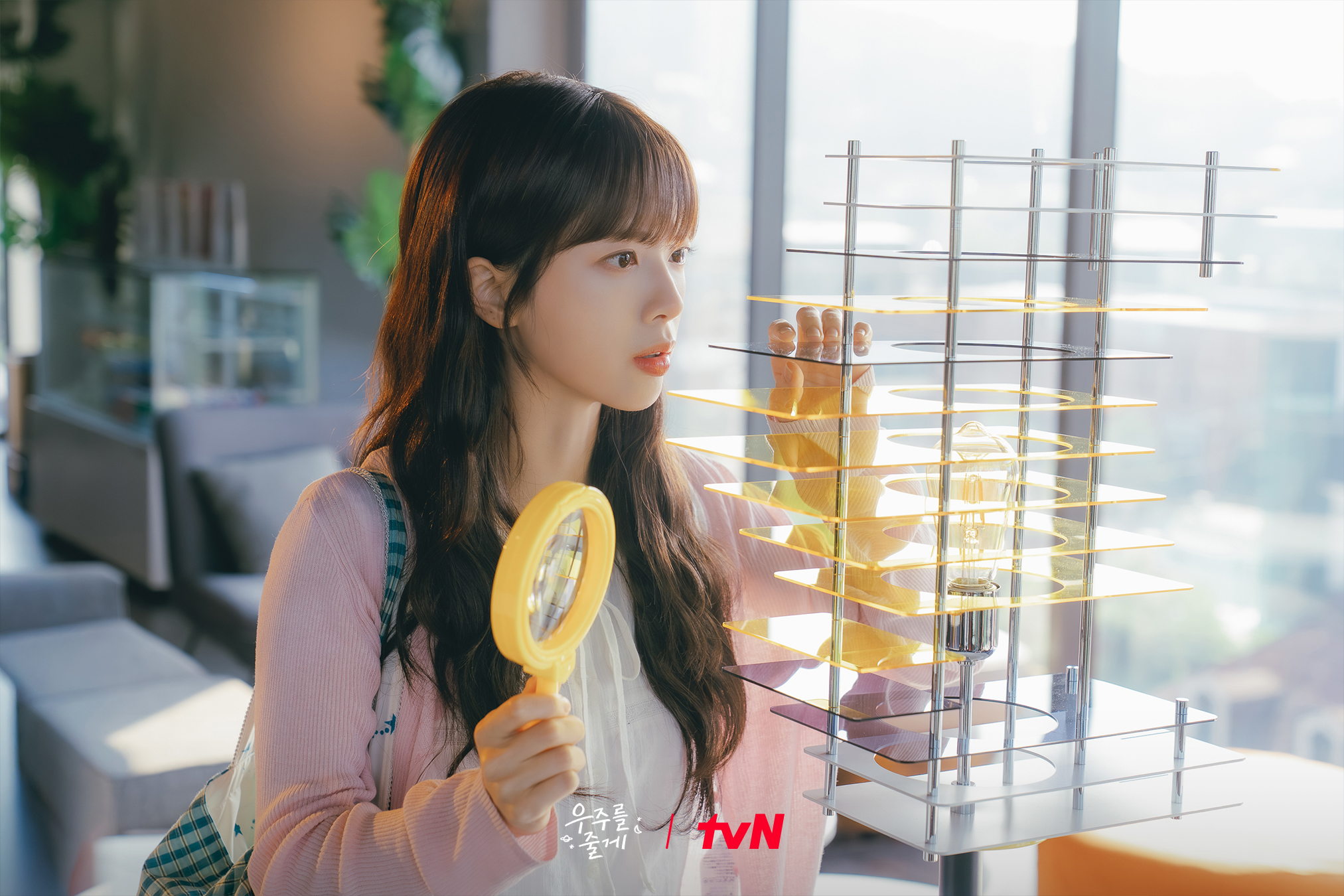 باي إن هيوك و روه جونغ إي يشاركان في أول لقاء متوتر كمشتري وبائع في مسلسل "عالمنا - Our Universe"