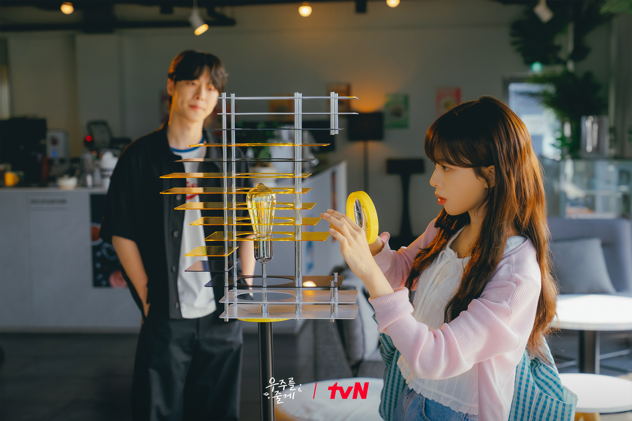 باي إن هيوك و روه جونغ إي يشاركان في أول لقاء متوتر كمشتري وبائع في مسلسل "عالمنا - Our Universe"