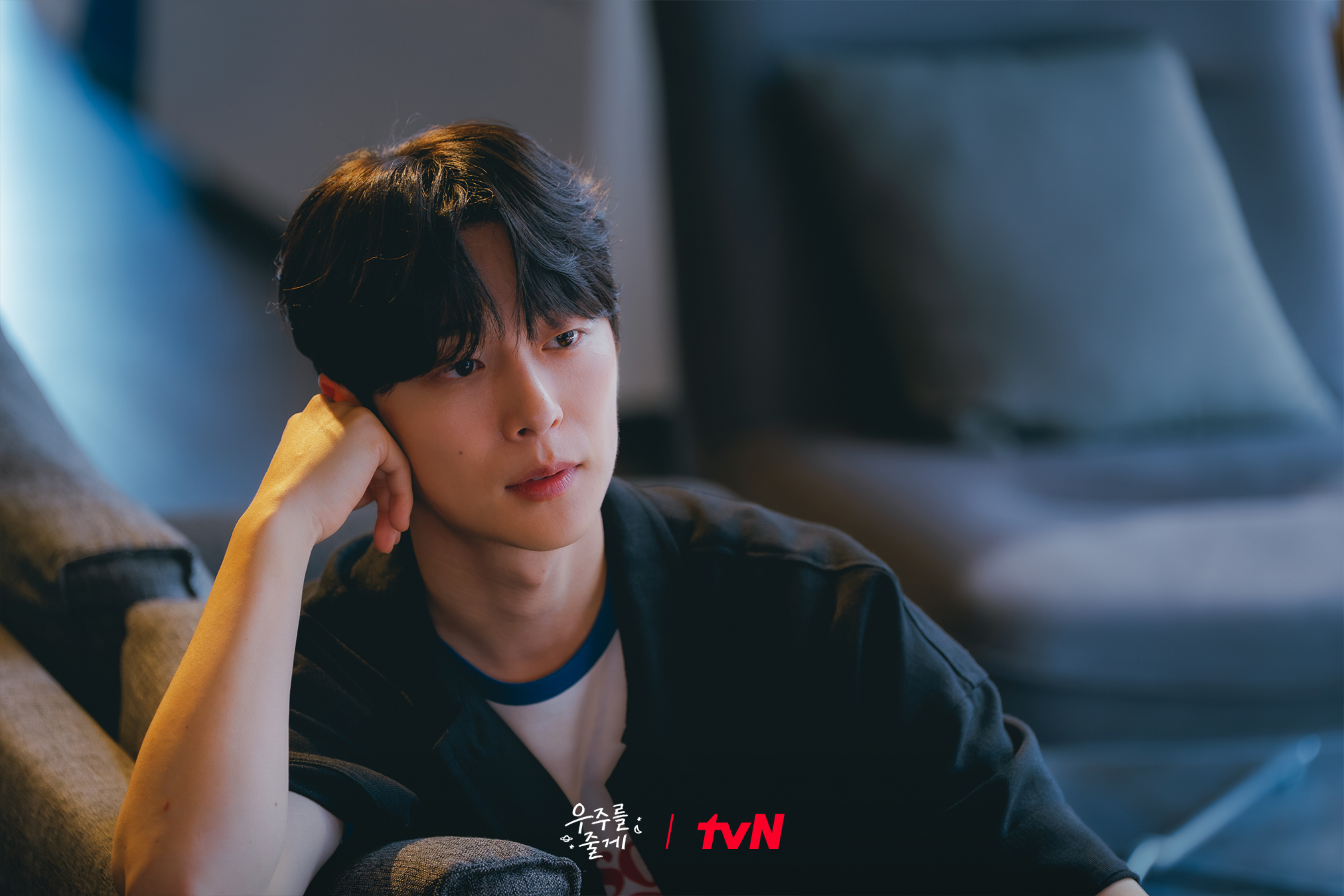 باي إن هيوك و روه جونغ إي يشاركان في أول لقاء متوتر كمشتري وبائع في مسلسل "عالمنا - Our Universe"