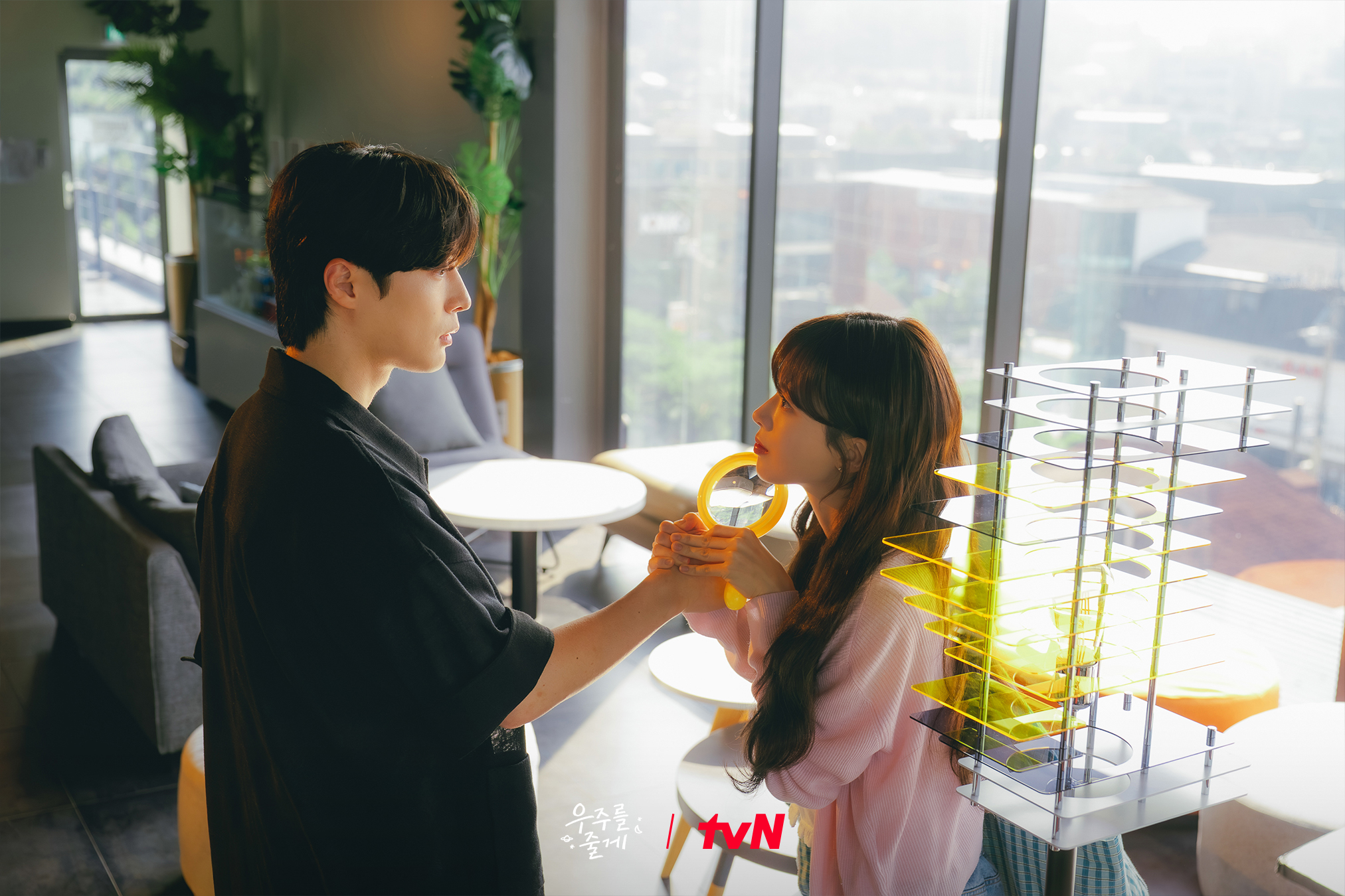 باي إن هيوك و روه جونغ إي يشاركان في أول لقاء متوتر كمشتري وبائع في مسلسل "عالمنا - Our Universe"