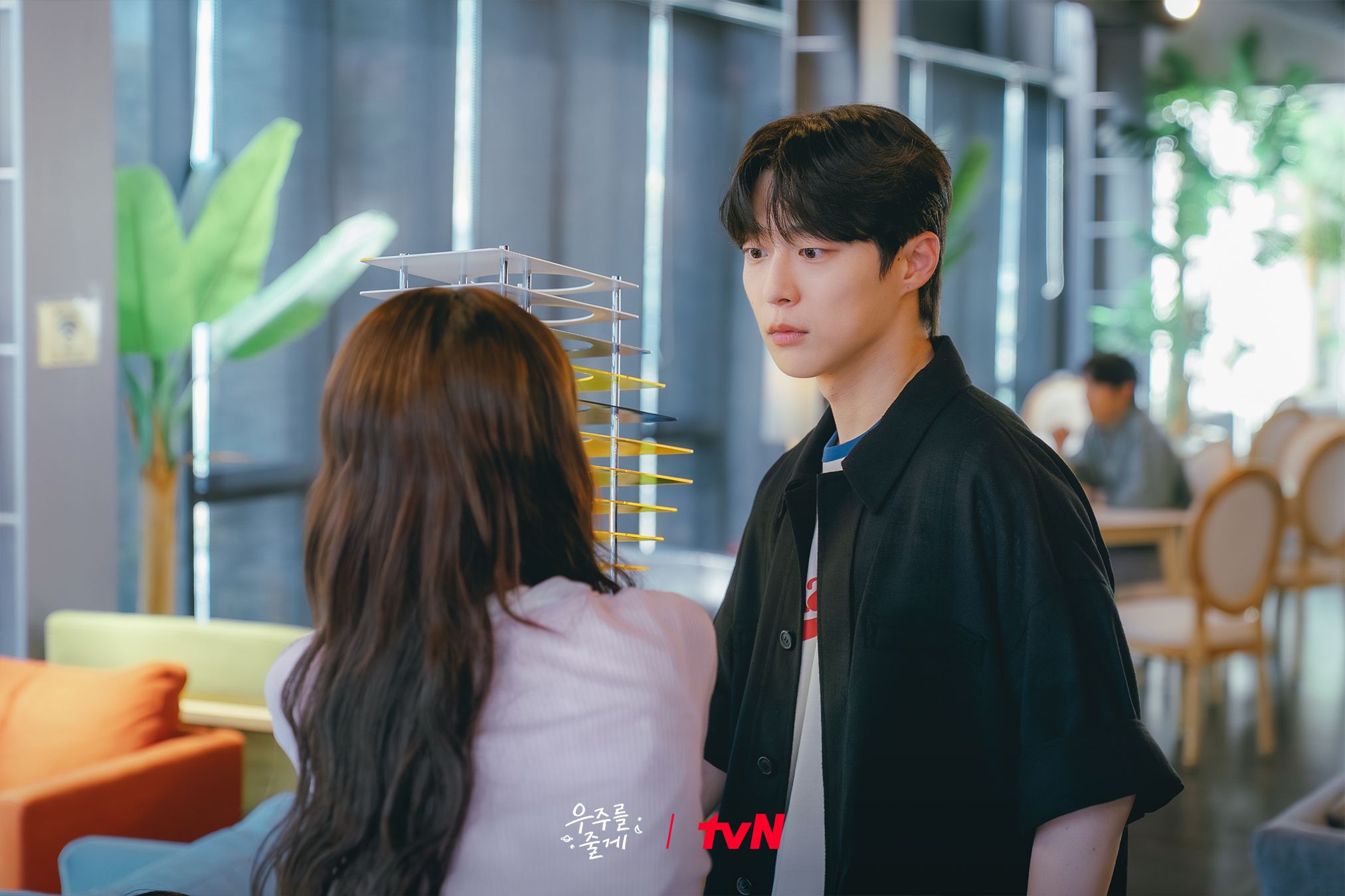 باي إن هيوك و روه جونغ إي يشاركان في أول لقاء متوتر كمشتري وبائع في مسلسل "عالمنا - Our Universe"