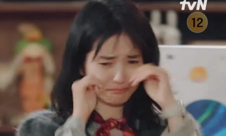 شاهد: كيم تاي ري تنهار بالبكاء أثناء تدريس فصل مسرحي للأطفال في إعلان تشويقي جديد لبرنامج منوعات