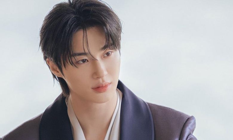 بيون وو سيوك يُظهر الكاريزما باعتباره أكثر أفراد العائلة المالكة المحبوبين في الدراما الجديدة "التاج المثالي - Perfect Crown"