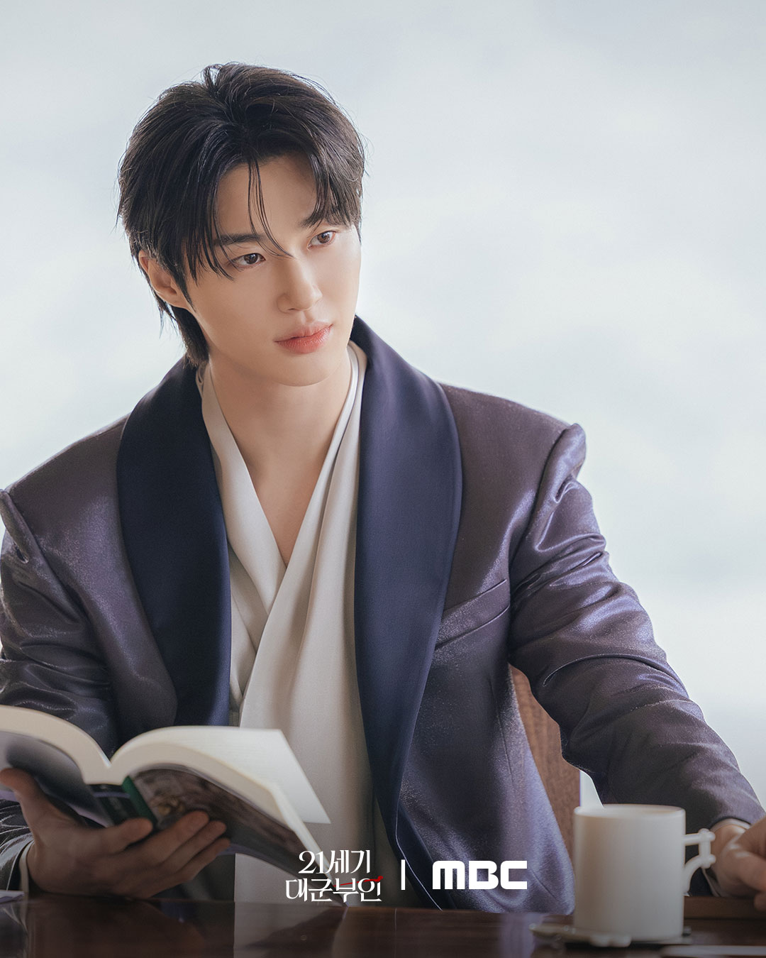 بيون وو سيوك يُظهر الكاريزما باعتباره أكثر أفراد العائلة المالكة المحبوبين في الدراما الجديدة "التاج المثالي - Perfect Crown"