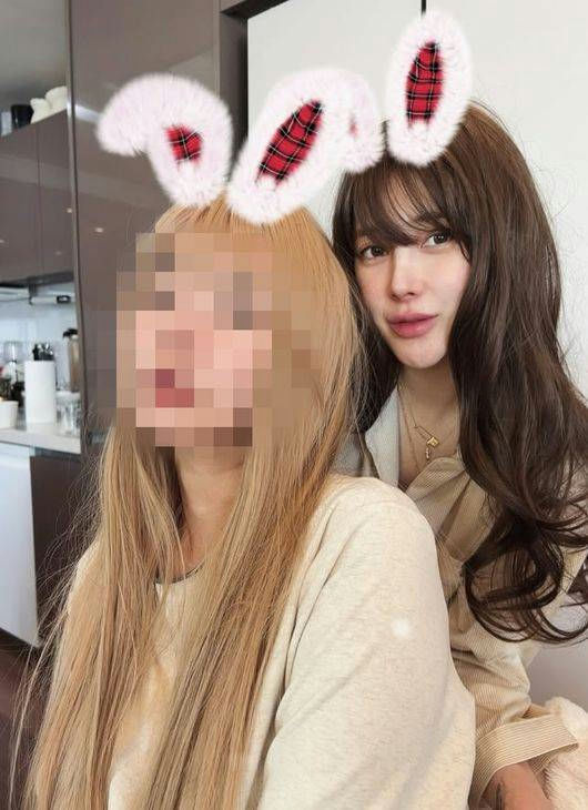 سيو إن يونغ تكشف عن مظهر جديد مثير بعد الطلاق، وتذهل المعجبين بشعرها الطويل