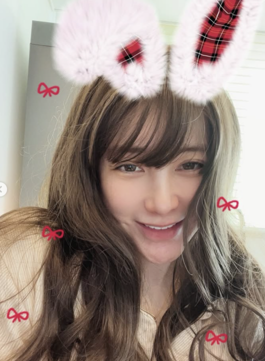 سيو إن يونغ تكشف عن مظهر جديد مثير بعد الطلاق، وتذهل المعجبين بشعرها الطويل