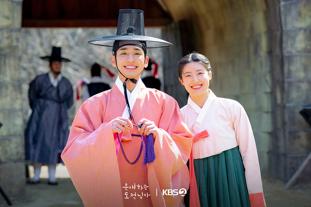 نام جي هيون و مون سانغ مين وغيرهم يظهرون كيمياء رائعة خلف كواليس دراما "إلى لصتي الحبيبة - To My Beloved Thief"