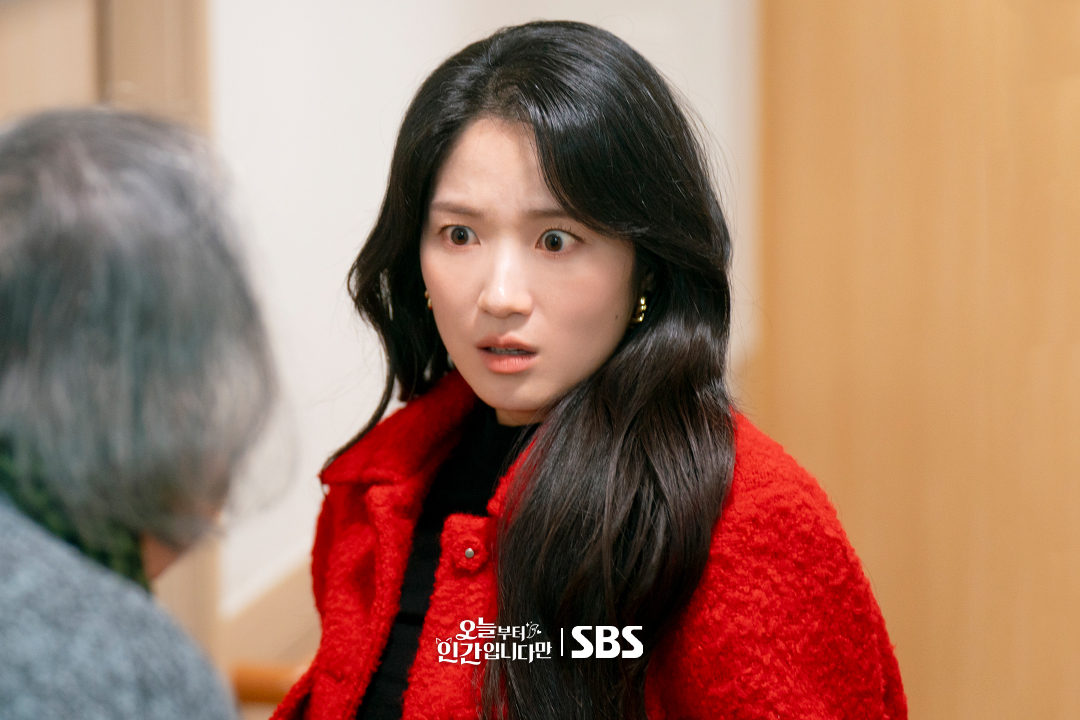 تواصل كيم هاي يون و لومون أعمالهما الخيرية نيابة عن لي سي وو في مسلسل "حكاية بلا ذيول - No Tail To Tell"