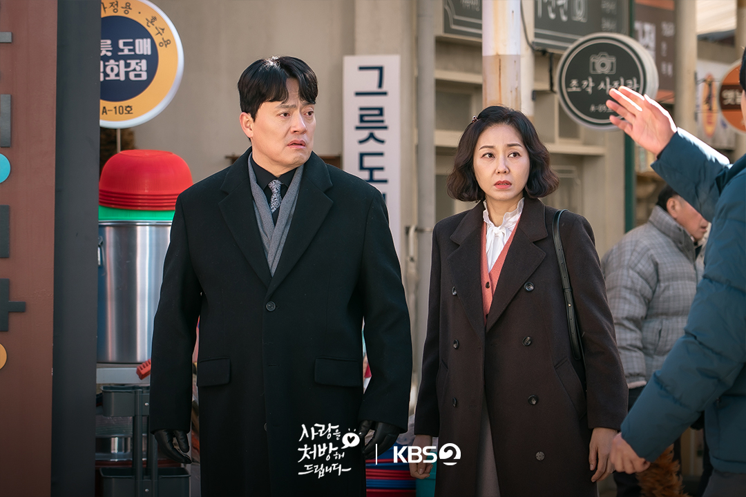 يجتمع جين سي يون و بارك كي وونغ مجدداً في مكان العمل بطريقة محرجة بعد قضاء ليلة معاً في مسلسل "وصفة للحب - Recipe For Love"