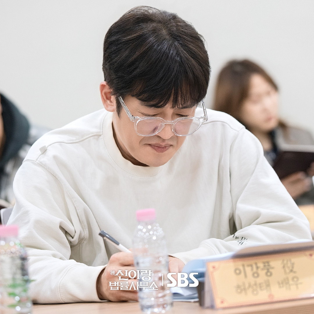 يو يون سيوك و إيسوم وآخرون يبدأون قراءة نص الدراما القانونية الخيالية الجديدة "المحامي الشبح - Phantom Lawyer" يو يون سيوك و إيسوم وآخرون يبدأون قراءة نص الدراما القانونية الخيالية الجديدة "المحامي الشبح - Phantom Lawyer"