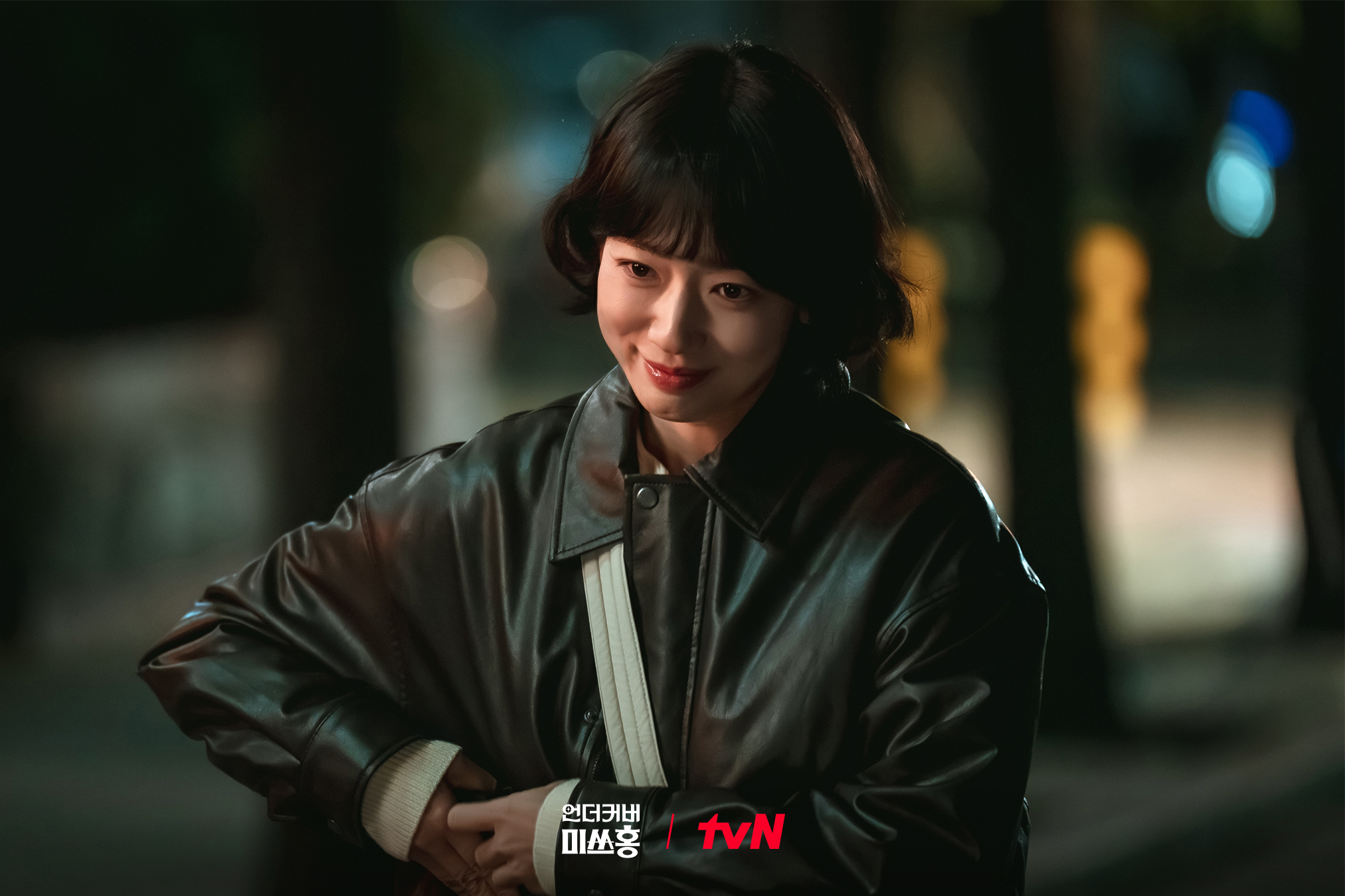 تواجه بارك شين هاي تهديدات جديدة لسلامتها في مسلسل "الآنسة هونغ المتخفية - Undercover Miss Hong"