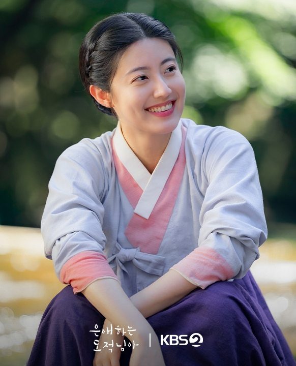 مون سانغ مين و نام جي هيون يتبادلان لحظة رومانسية في مسلسل "إلى لصتي الحبيبة - To My Beloved Thief"