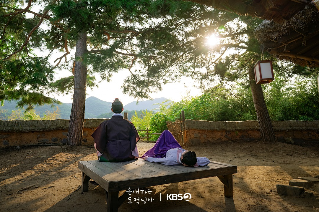 مون سانغ مين و نام جي هيون يتبادلان لحظة رومانسية في مسلسل "إلى لصتي الحبيبة - To My Beloved Thief"