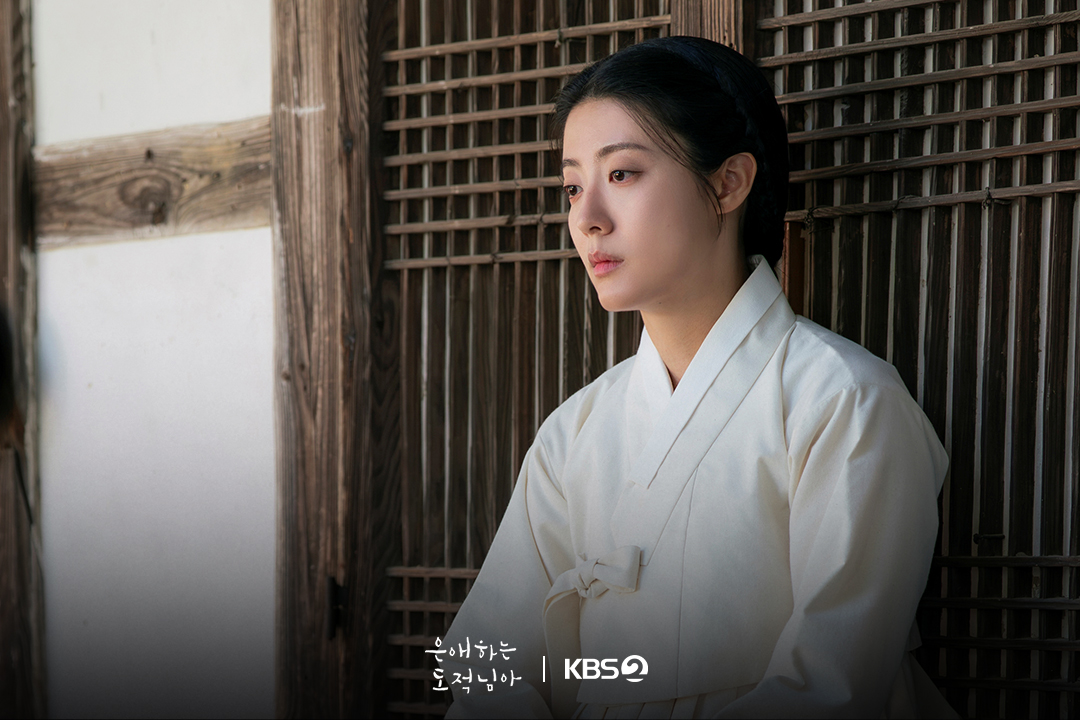 نام جي هيون غارقة في الحزن بينما يشعر مون سانغ مين بالذنب بسبب أفعال شقيقه ها سيوك جين في مسلسل "إلى لصتي الحبيبة - To My Beloved Thief"