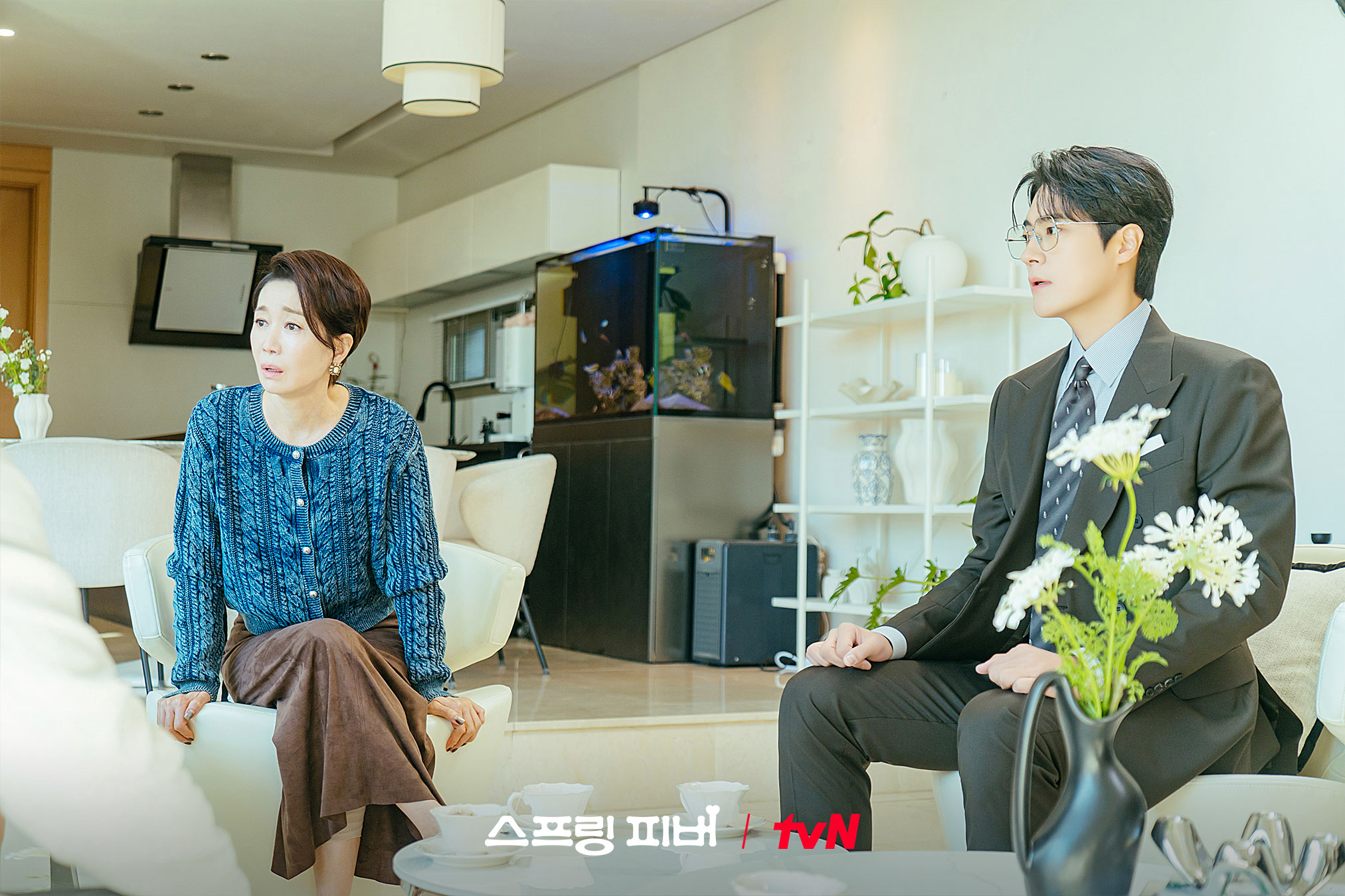 لي جو بين تفتح أخيرًا هدية آهن بو هيون التي احتفظ بها طويلاً في الحلقة الأخيرة من مسلسل "حمى الربيع - Spring Fever" لي جو بين تفتح أخيرًا هدية آهن بو هيون التي احتفظ بها طويلاً في الحلقة الأخيرة من مسلسل "حمى الربيع - Spring Fever"