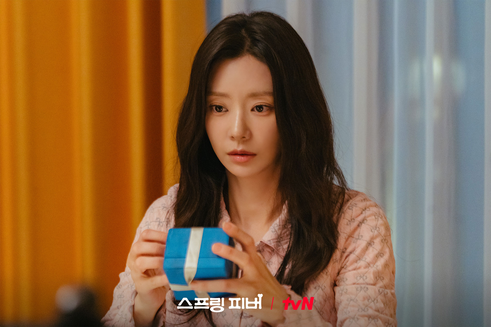 لي جو بين تفتح أخيرًا هدية آهن بو هيون التي احتفظ بها طويلاً في الحلقة الأخيرة من مسلسل "حمى الربيع - Spring Fever" لي جو بين تفتح أخيرًا هدية آهن بو هيون التي احتفظ بها طويلاً في الحلقة الأخيرة من مسلسل "حمى الربيع - Spring Fever"