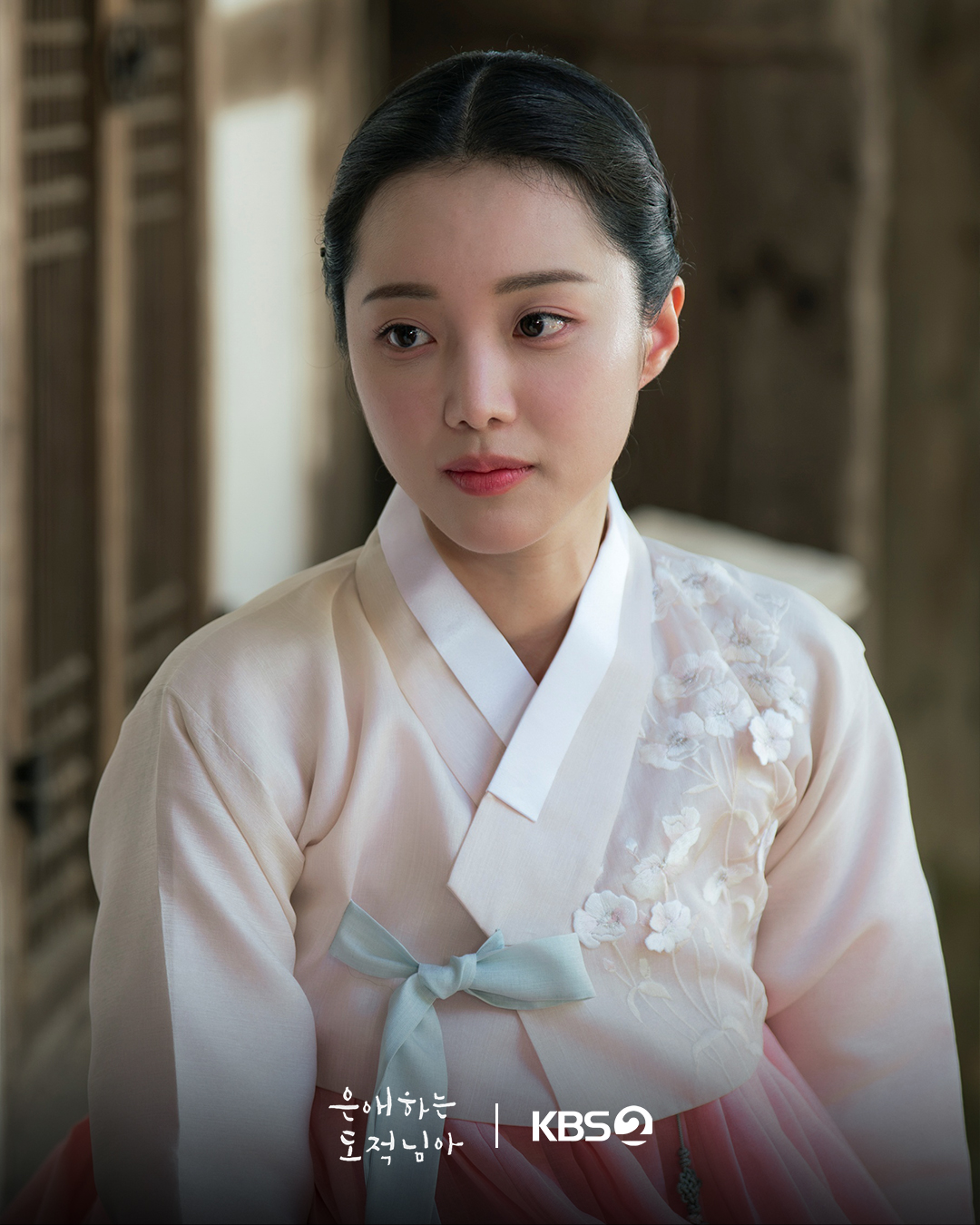 نام جي هيون غارقة في الحزن بينما يشعر مون سانغ مين بالذنب بسبب أفعال شقيقه ها سيوك جين في مسلسل "إلى لصتي الحبيبة - To My Beloved Thief"