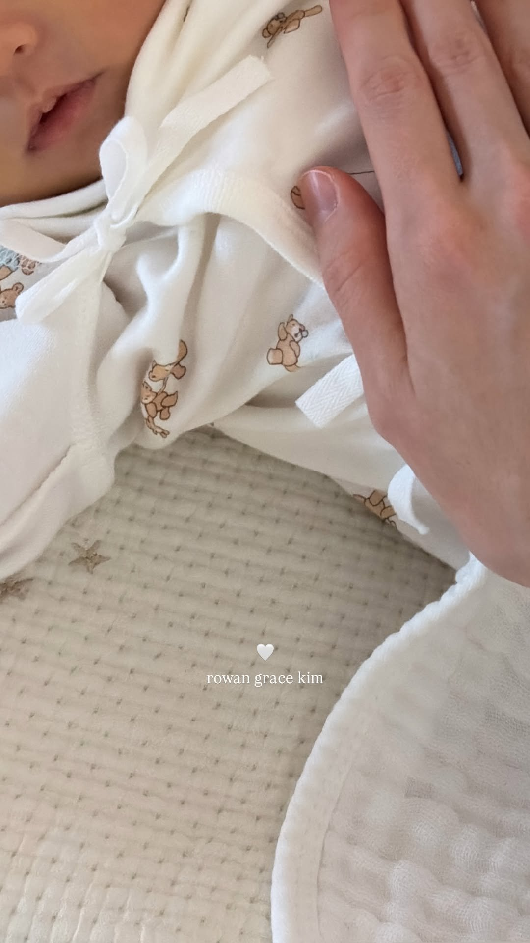 كيم دونغ ووك و ستيلا كيم يرحبان بطفلهما الأول