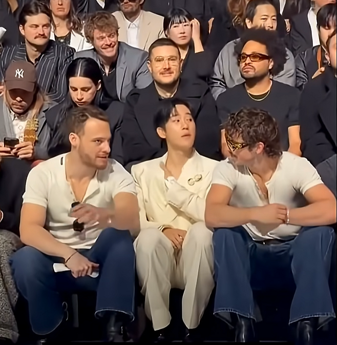 يواجه جونغ هاي إن ردود فعل متباينة بسبب مزاعم العنصرية في عرض أزياء ميلانو