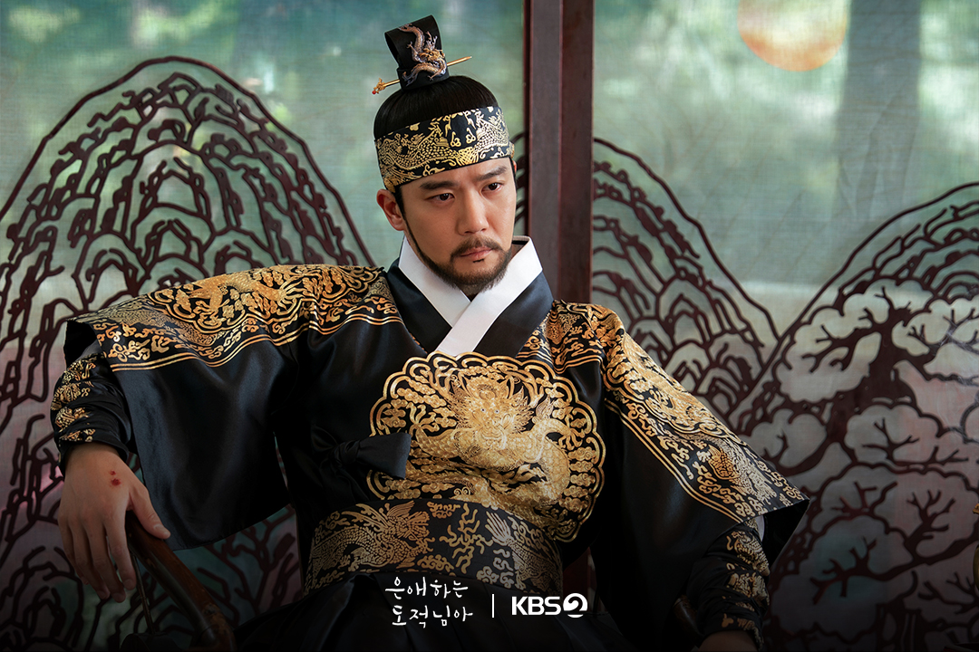 نام جي هيون غارقة في الحزن بينما يشعر مون سانغ مين بالذنب بسبب أفعال شقيقه ها سيوك جين في مسلسل "إلى لصتي الحبيبة - To My Beloved Thief"