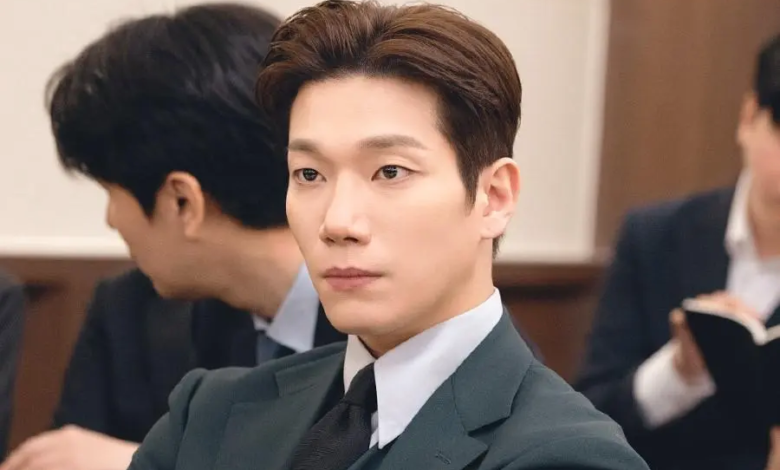 يتحول كيم كيونغ نام إلى رئيس تنفيذي سيفعل أي شيء لحماية شركته القانونية في الدراما الجديدة "المحامي الشبح - Phantom Lawyer" يتحول كيم كيونغ نام إلى رئيس تنفيذي سيفعل أي شيء لحماية شركته القانونية في الدراما الجديدة "المحامي الشبح - Phantom Lawyer"