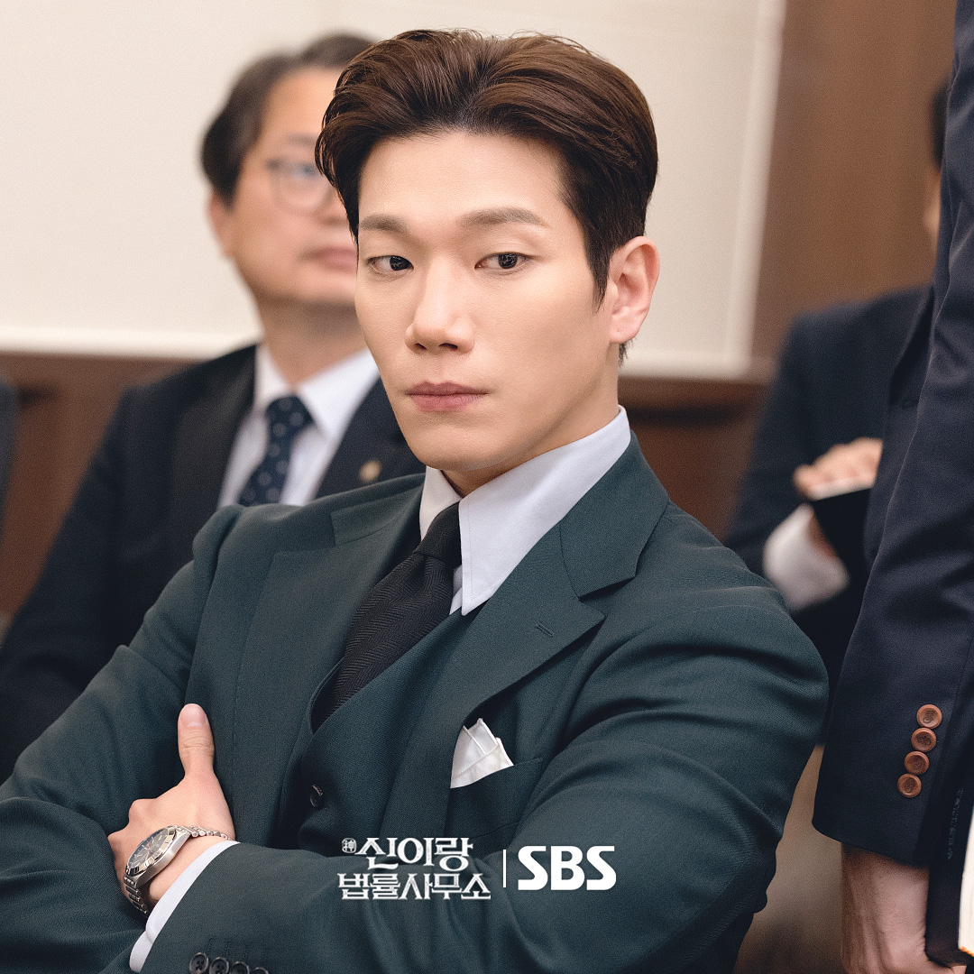 يتحول كيم كيونغ نام إلى رئيس تنفيذي سيفعل أي شيء لحماية شركته القانونية في الدراما الجديدة "المحامي الشبح - Phantom Lawyer" يتحول كيم كيونغ نام إلى رئيس تنفيذي سيفعل أي شيء لحماية شركته القانونية في الدراما الجديدة "المحامي الشبح - Phantom Lawyer"