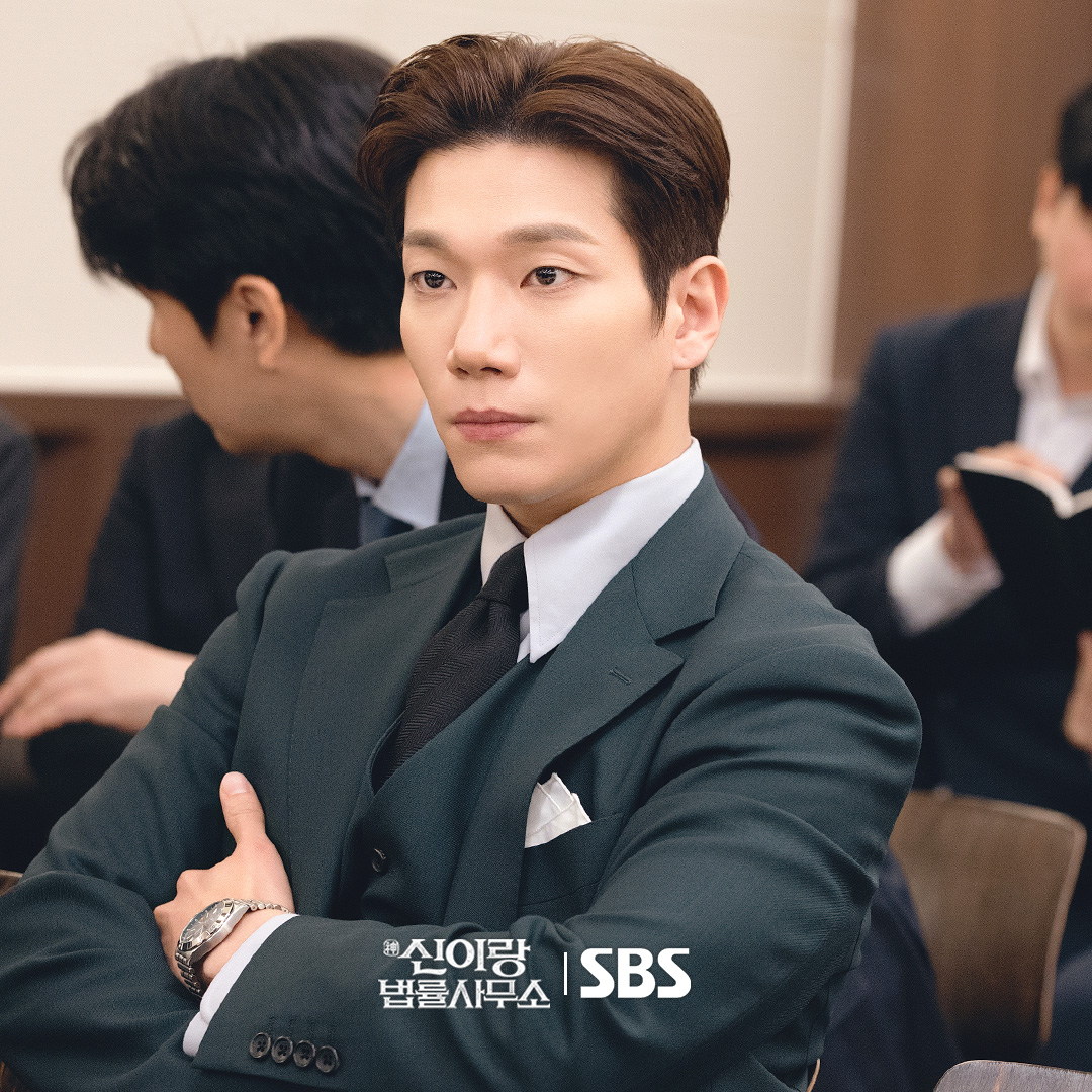 يتحول كيم كيونغ نام إلى رئيس تنفيذي سيفعل أي شيء لحماية شركته القانونية في الدراما الجديدة "المحامي الشبح - Phantom Lawyer" يتحول كيم كيونغ نام إلى رئيس تنفيذي سيفعل أي شيء لحماية شركته القانونية في الدراما الجديدة "المحامي الشبح - Phantom Lawyer"