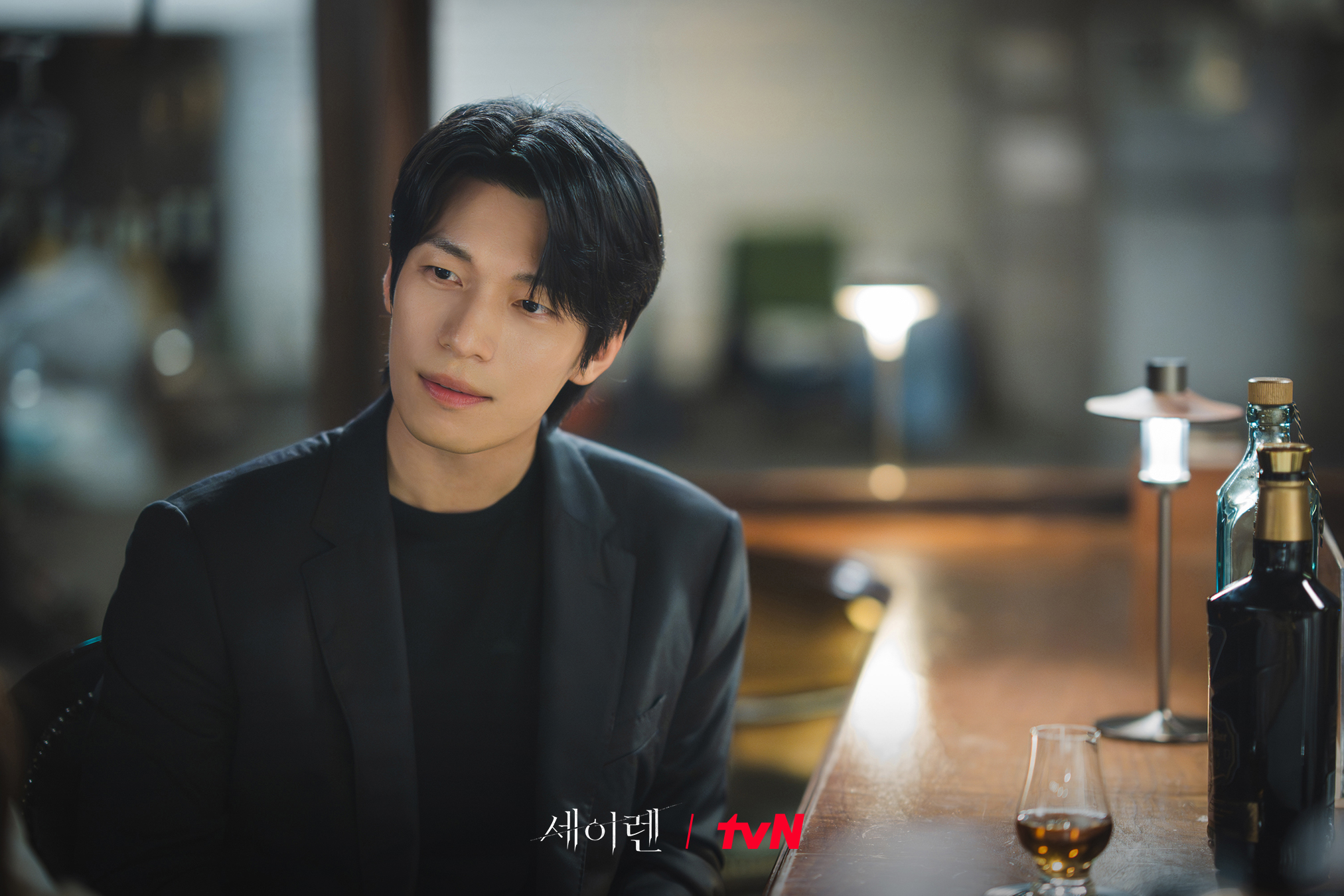 وي ها جون يكشف عن شخصيته وأهم النقاط التي يجب الانتباه إليها في الدراما الجديدة "قبلة الحورية - Siren’s Kiss"