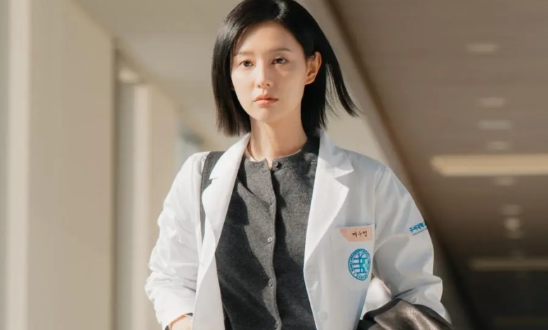 كيم جي وون تتحدى مستشفى غارق بالفساد بصفتها البطلة الطبية الوحيدة في الدراما الطبية الجديدة