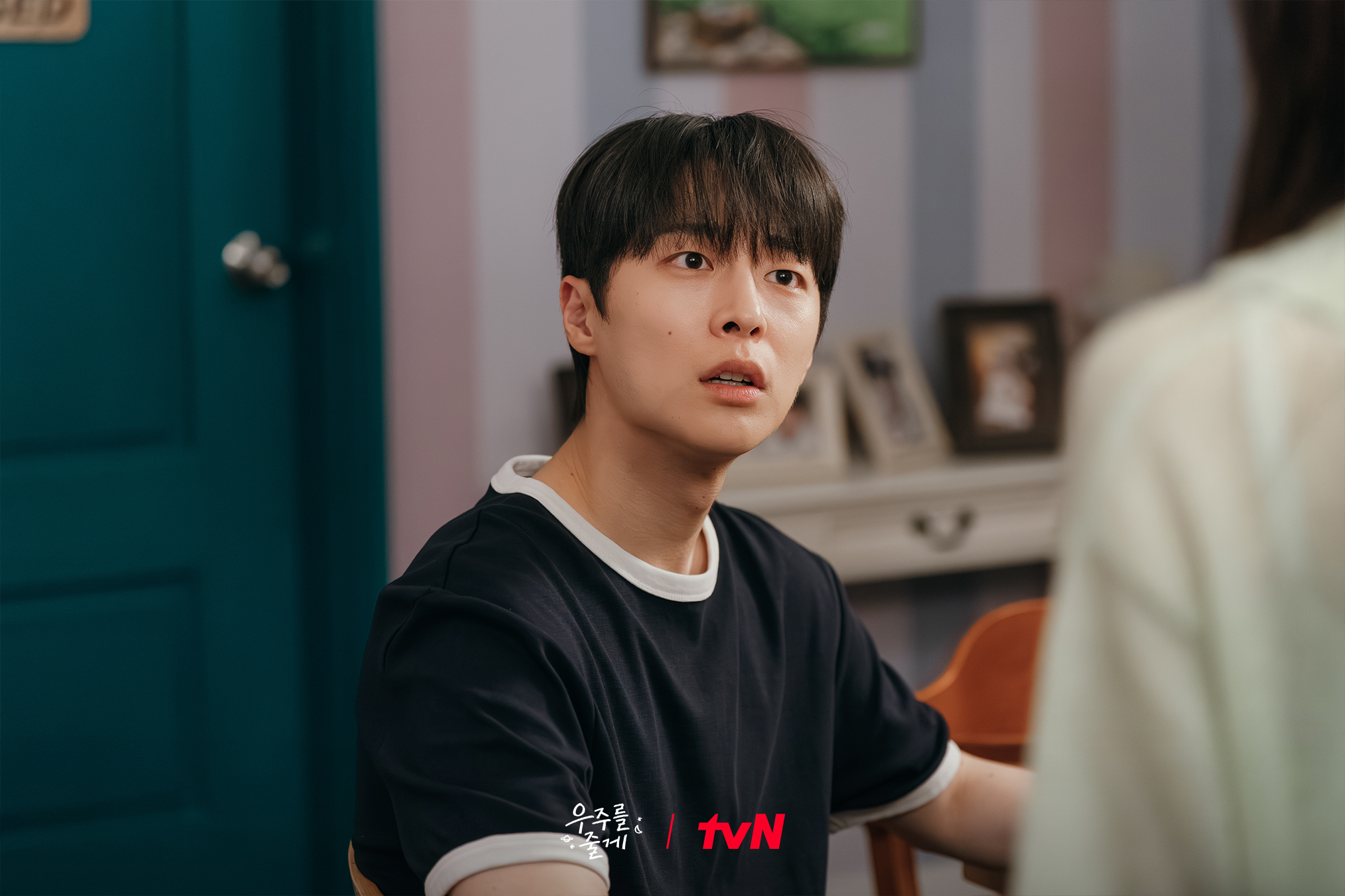 بداية متعثرة لعلاقة باي إن هيوك و روه جيونغ إي في مسلسل "عالمنا - Our Universe"