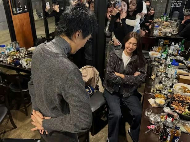 هونغ جين كيونغ تعتذر علنًا لتشوي مينا سو بعد الجدل الذي أثير حول "جحيم العزاب 5"